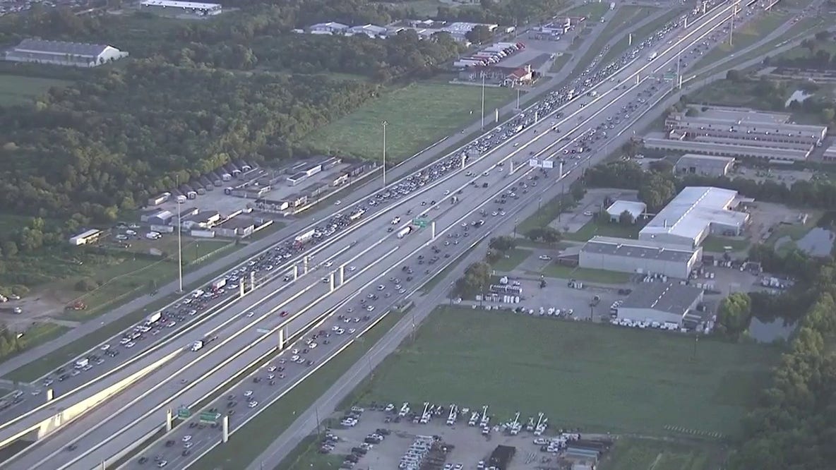 SH-288 southbound lanes closed in Pearland after deadly crash