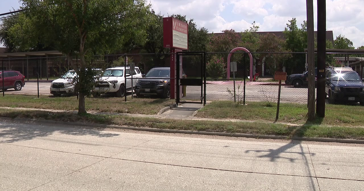 Family raises concerns over air conditioning issues at Houston ISD’s Oates Elementary