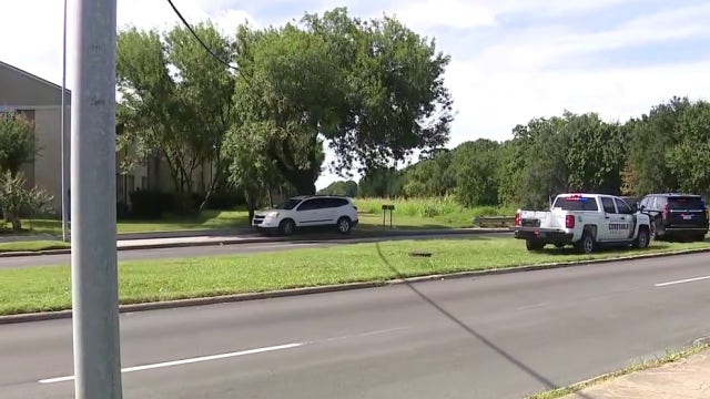 Officer injured in SE Houston; search for suspect