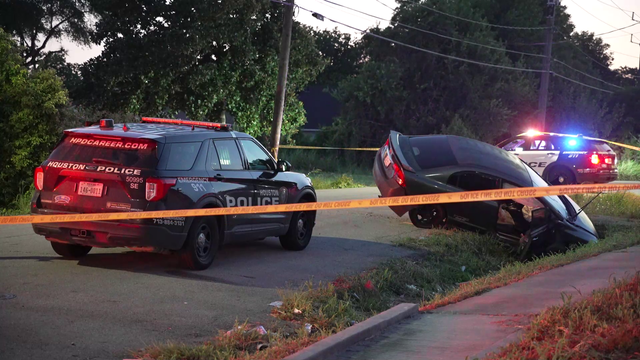 19-year-old fatally shot in front of little brother; 3 wanted