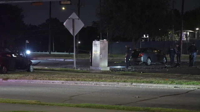 Driver killed in collision after running red lights in SE Houston, police say
