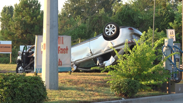 Suspect wanted by ICE crashes during Houston-area chase, officials say