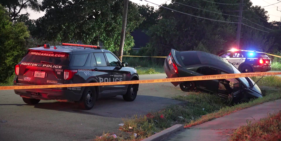 19-year-old fatally shot in front of little brother; 3 wanted