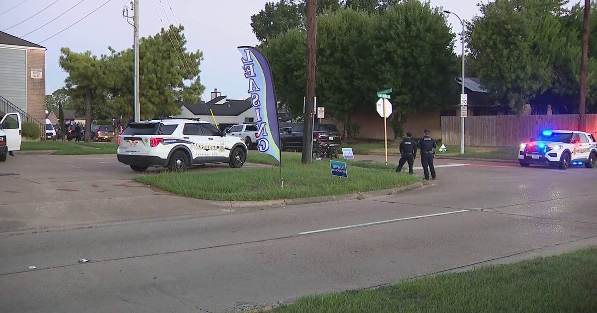 Harris County SWAT standoff: Suspect evaded deputies, climbed on roof in Inwood North area