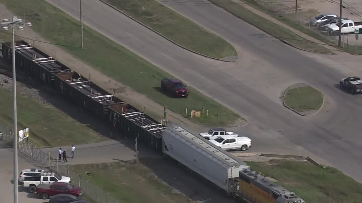 1 dead after being hit by train in Houston