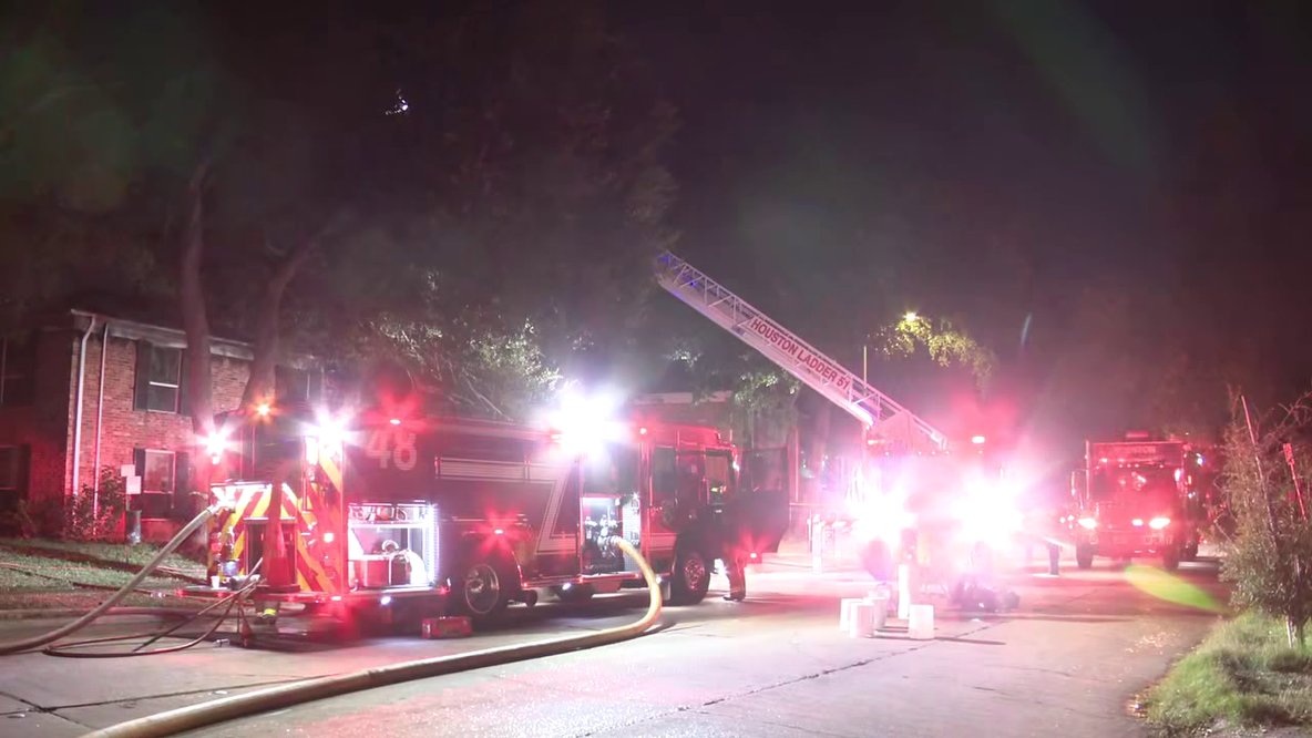 Firefighter injured battling 2-alarm apartment fire in Meyerland area, around 20 units damaged