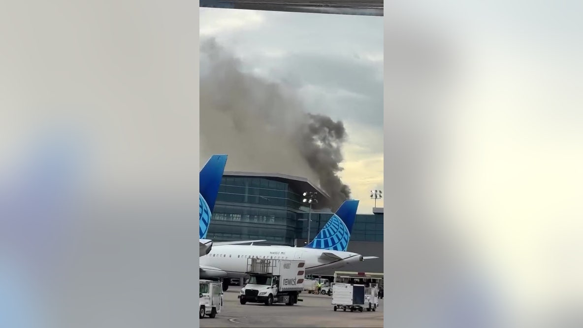 Video: Smoke rises over Houston's Bush Airport after restaurant fire