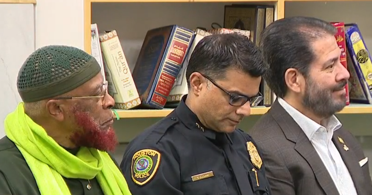 Houston mosque honors law enforcement, calls for stronger community ties