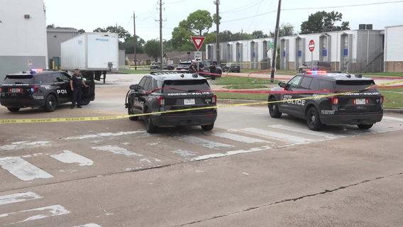 Houston Police shoot woman who allegedly shot man at apartment complex