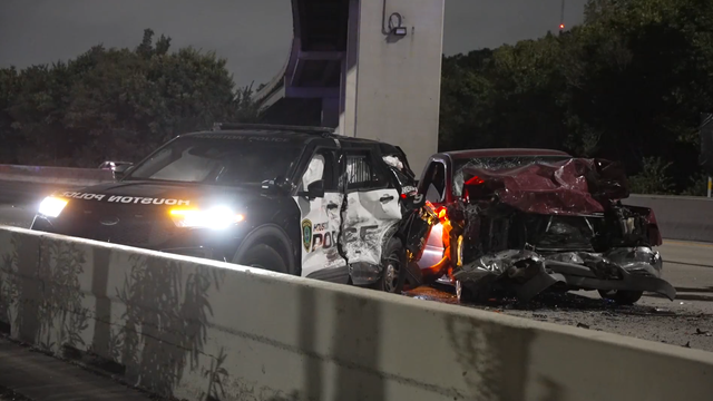 HPD officer hospitalized, driver dead after crash on Eastex Freeway