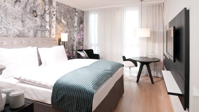 Holiday Inn to ditch mini shampoos to to cut plastic waste