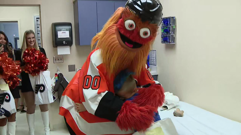 Gritty surprises young fan with customized prosthetic leg