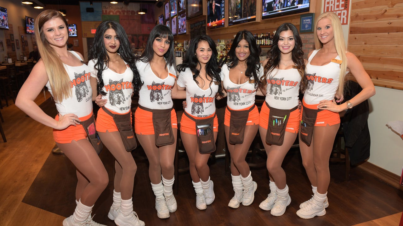 Hooters restaurant deals near me