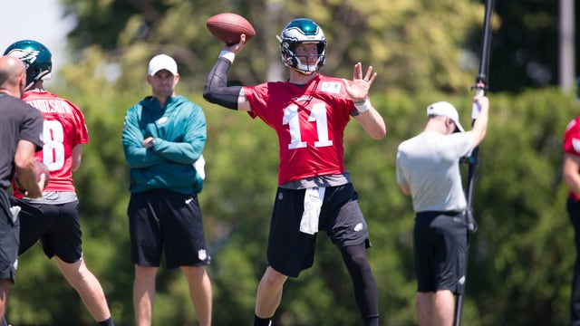 Wentz, Eagles return to practice field for start of training camp