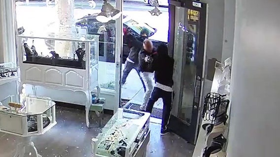 Video captures dramatic moments armed suspect tries robbing jewelry store in Santa Monica