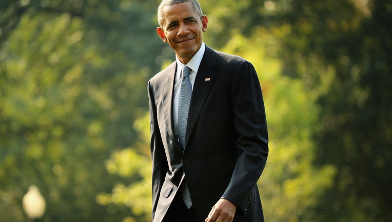 WASHINGTON, DC - SEPTEMBER 03: U.S. President Barack Obama waves to reporters after returning to the White House on board Marine One September 3, 2015 in Washington, DC. Obama spent three days in Alaska this week where he became the first sitting president to go to the Arctic Circle. (Photo by Chip Somodevilla/Getty Images)