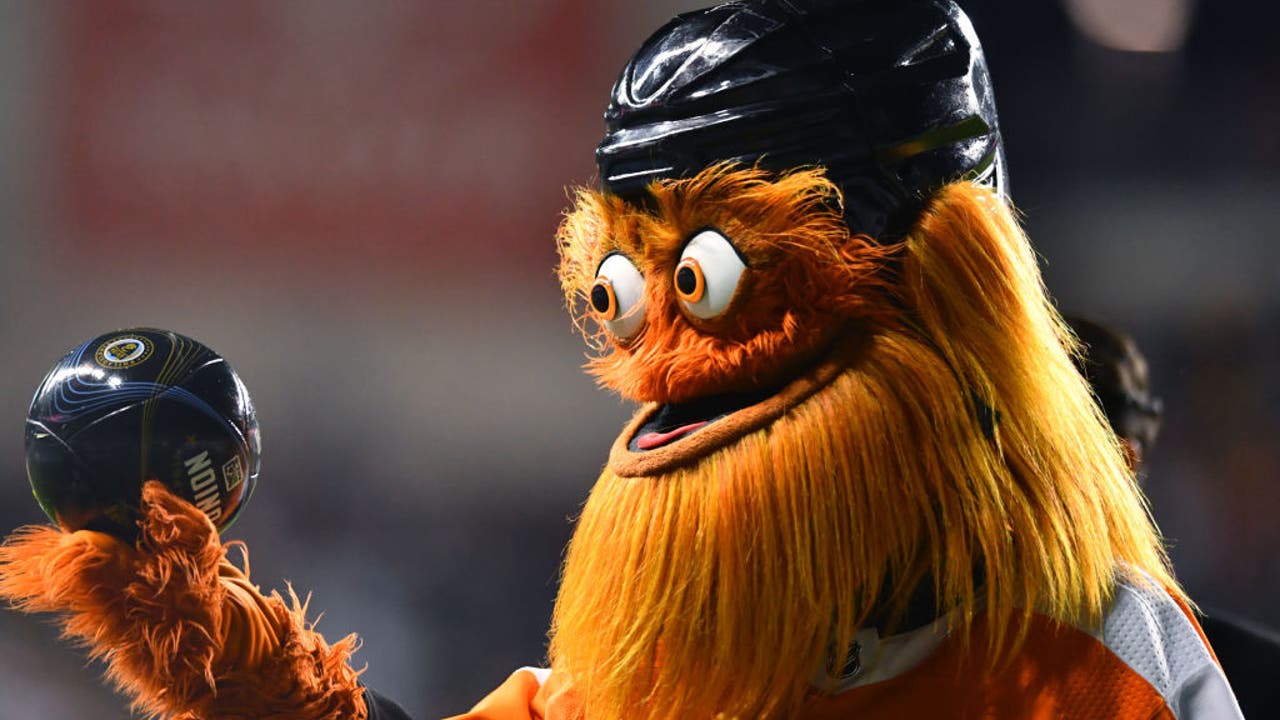 Philadelphia Flyers mascot Gritty - funny moments - September