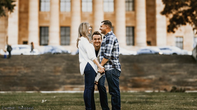 Jason Segel photobombs couple engagement photo at Philadelphia’s Art Museum