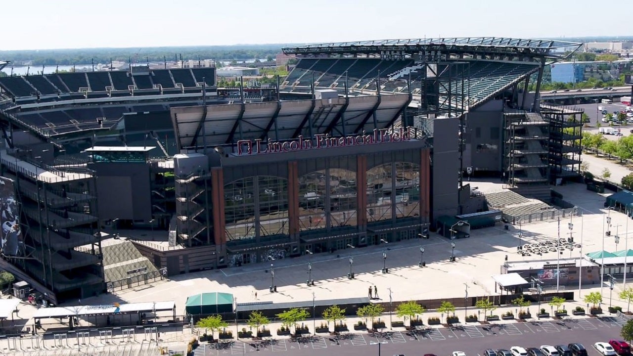 Man falls to death at Lincoln Financial Field in Philly