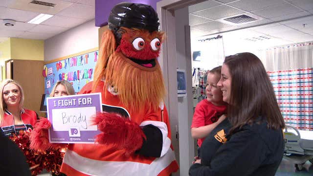 Gritty visits cancer patients at CHOP