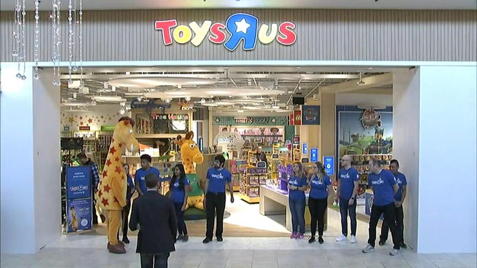 It S Back Toys R Us Reopens Its First Store In New Jersey Fox