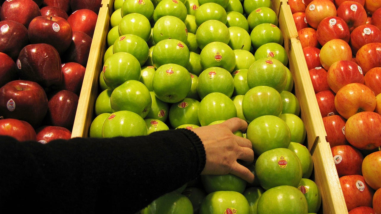 Eagerly awaited Cosmic Crisp apple begins arriving in Clark County grocery  stores - The Columbian