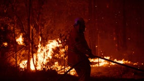 Raging wildfires trap 4,000 at Australian town's waterfront