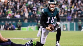 Report: Eagles QB Josh McCown played second half of playoff game vs. Seahawks with torn hamstring