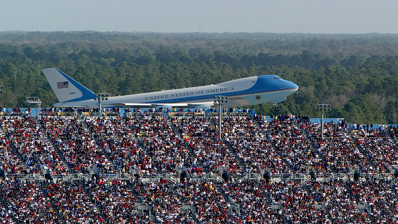 air force one buzzes daytona 500