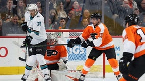 Hayes scores 2, Flyers top Sharks 4-2 for 4th straight win