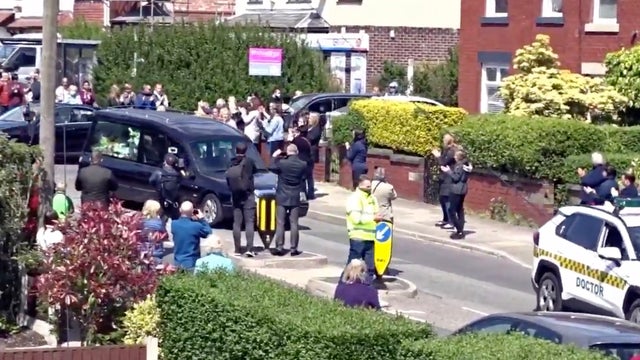 Mourners applaud during funeral procession for doctor who lost life to COVID-19