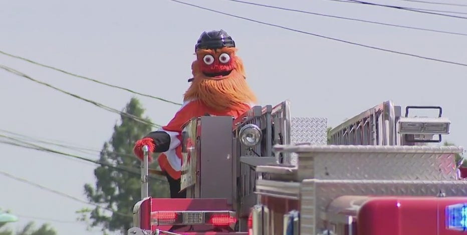 Gritty Saves Christmas! Flyers mascot surprises South Philadelphia couple  with new wreath after theft - 6abc Philadelphia