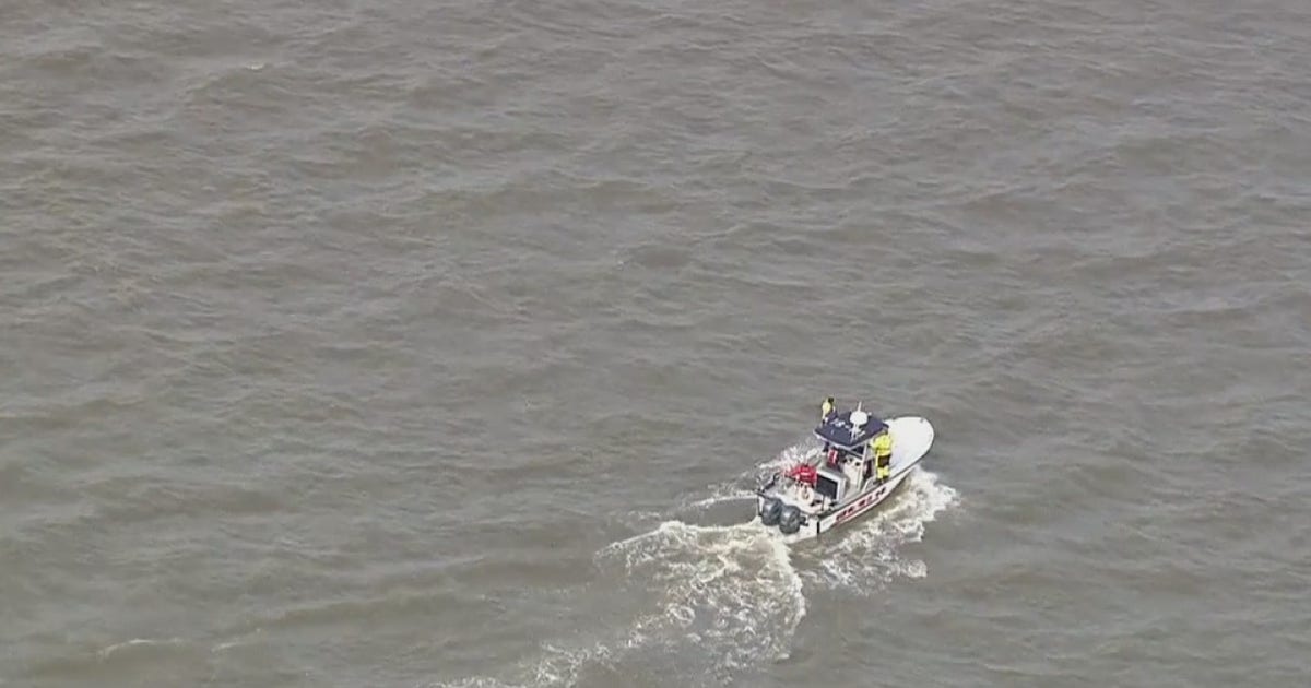 Crews search for missing person after boat capsizes on Delaware River ...