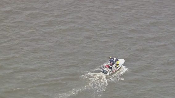 Crews search for missing person after boat capsizes on Delaware River