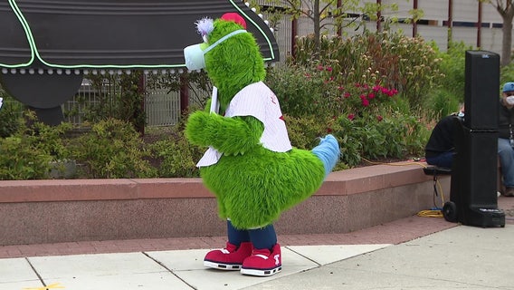 Phillie Phanatic, Mr. Met, MLB mascots now permitted in parks