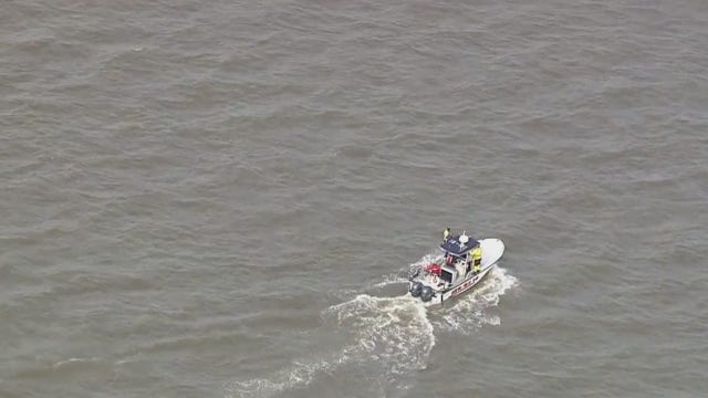 Crews search for missing person after boat capsizes on Delaware River