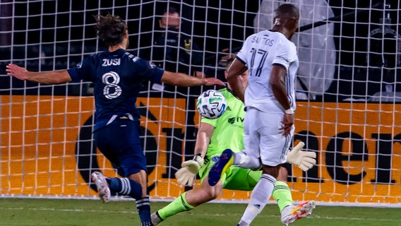 Union jump to early lead, oust Sporting KC 3-1