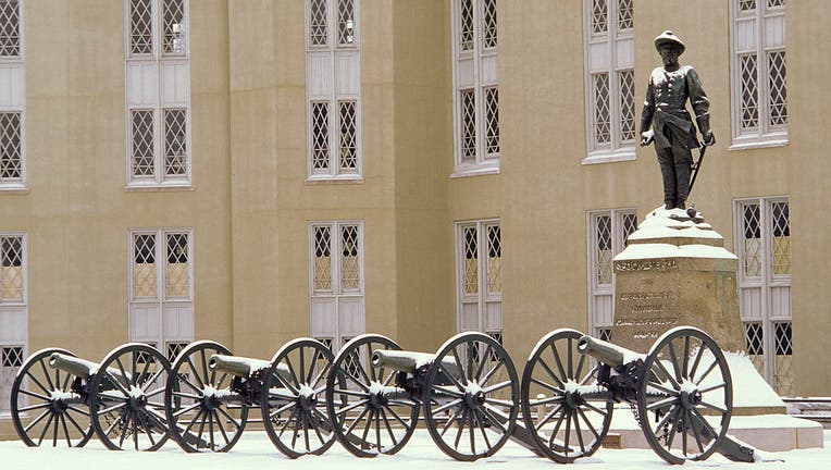 Virginia, Lexington, Stonewall Jackson Statue And Cannons At Virginia Military Institute.