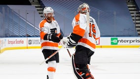 Hart's 2nd straight shutout leads Flyers to 2-0 Game 4 win