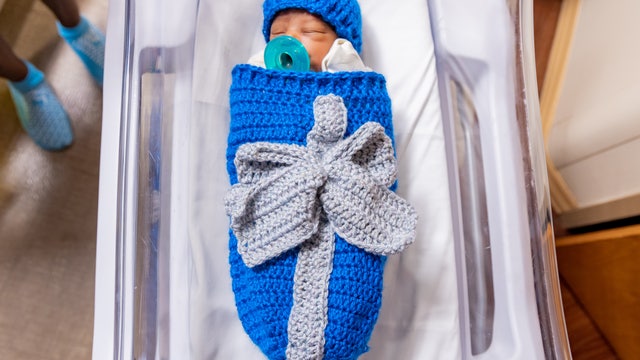 Bundles of joy: Newborn babies dressed as Christmas presents at Pennsylvania hospital