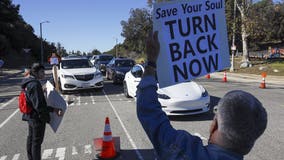 Anti-vaccine protesters temporarily shut down Dodger Stadium’s COVID-19 vaccination site