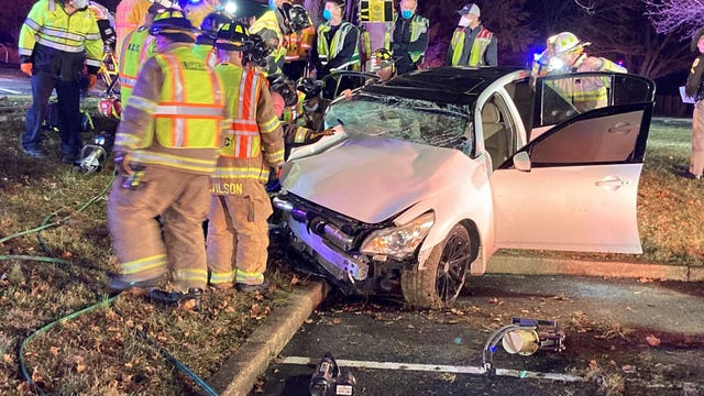 3 hospitalized after car slams into tree in New Castle County