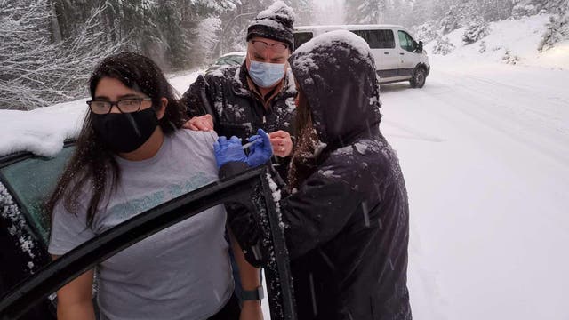 Oregon health workers vaccinate drivers while stranded by snow