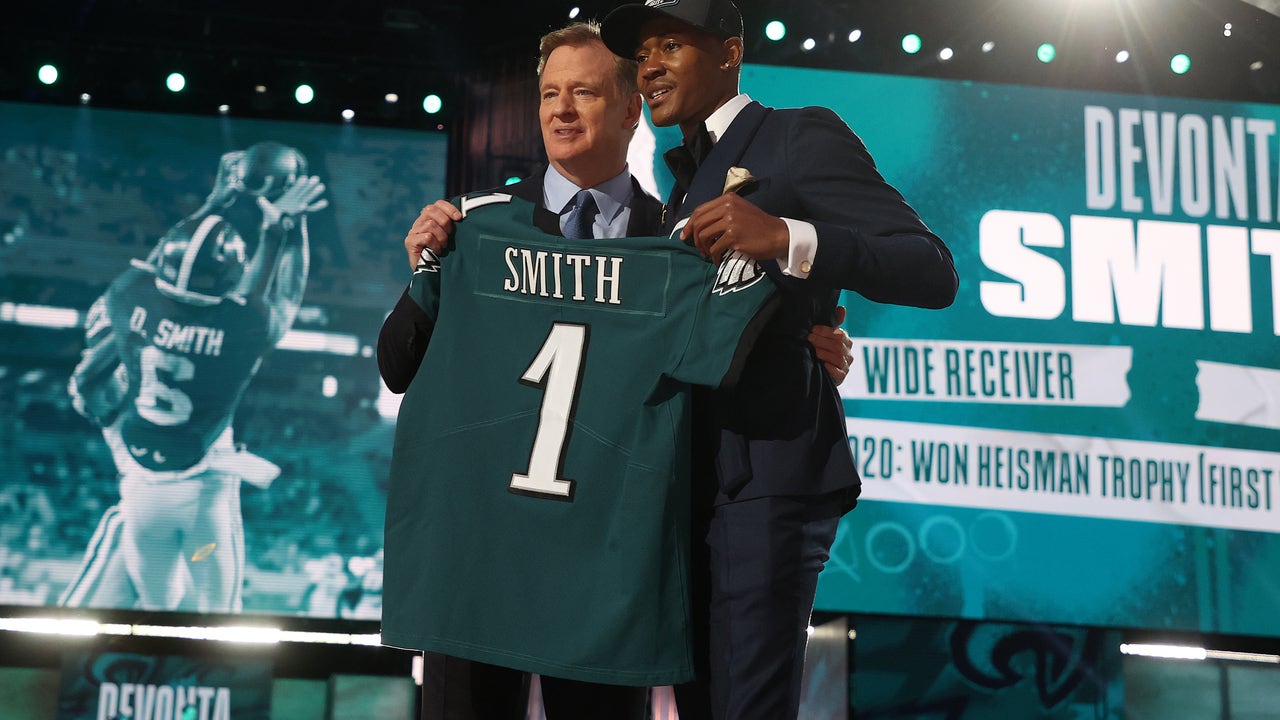 Philadelphia Eagles select WR DeVonta Smith with 10th pick in first