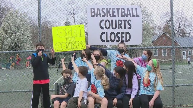Parents, kids in Narberth voice frustration over closed outdoor basketball courts