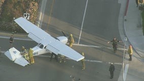 Small plane makes emergency landing on 101 Freeway