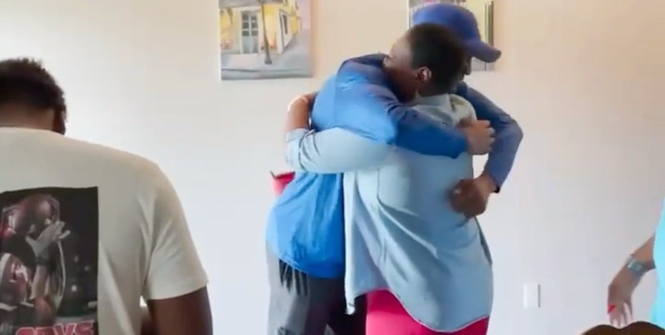 Eagles rookie Devonta Smith surprises mom with new home