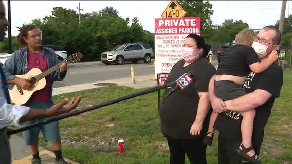 Homeless musician uses guitar to help soothe boy with autism outside Delaware County Wawa