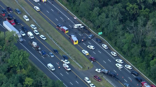 1 killed, dozen hurt when van overturns on I-295 near Hamilton Township