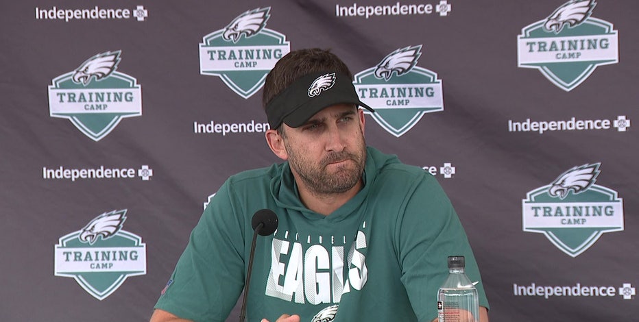 Eagles head coach Nick Sirianni wearing a t-shirt of his favorite QB at  today's press conference : r/49ers